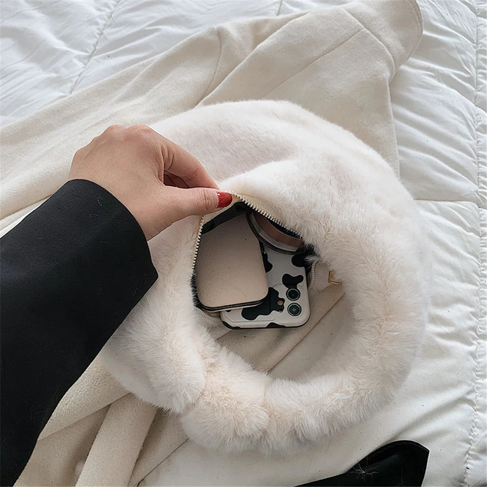 Fur Women's Small Half Moon Bag Luxury Warm Plush Wrist Bags for Women Fashion Furry Short Handle Clutch Cute Ladies Coin Purses